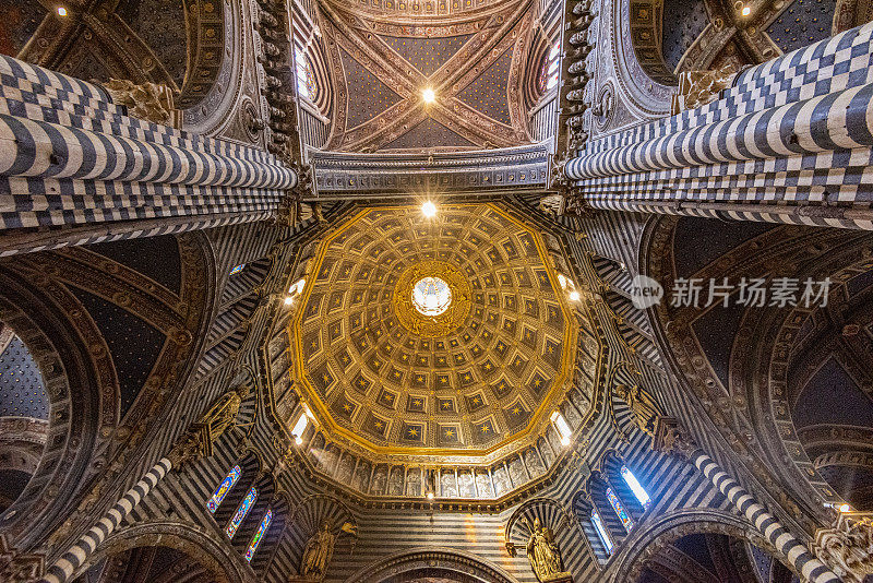 锡耶纳大教堂(Duomo di Siena)的内部视图在锡耶纳市在托斯卡纳，意大利。